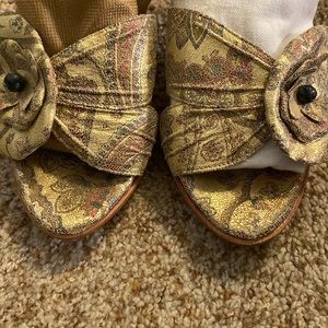 Oriental Salpy heels